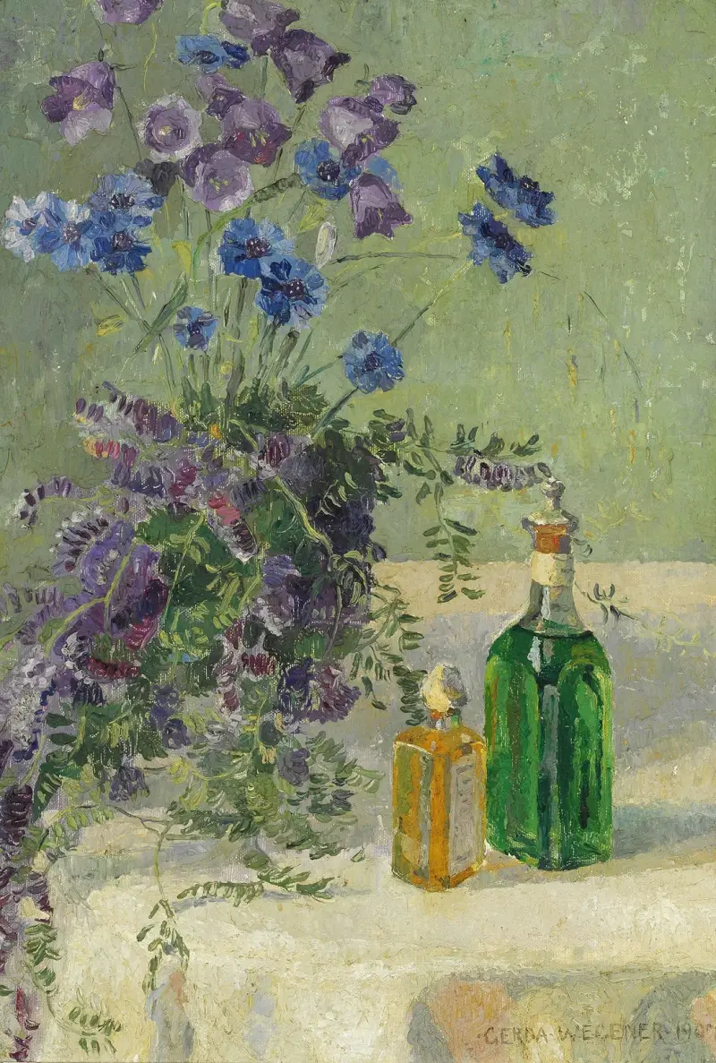 Still life with blue flowers and two bottles on a table av Gerda Wegener