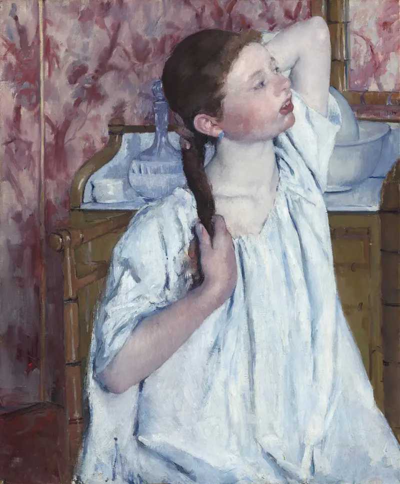 Flicka ordnar sitt hår av Mary Cassatt
