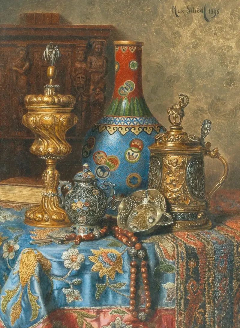 Stillleben mit Antiquitäten und einer chinesischen Cloisonné-Vase von Max Schödl