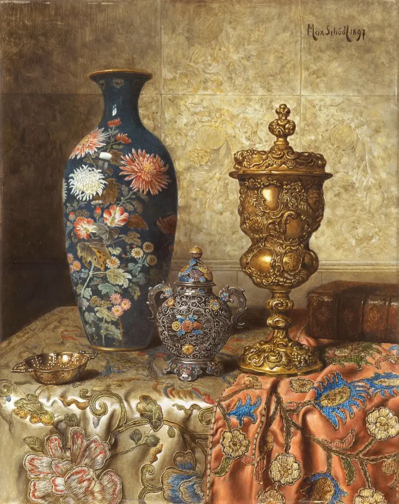 Stilleben med cloisonnévas, pokal med lock, lockvas och vinprovare av Max Schödl