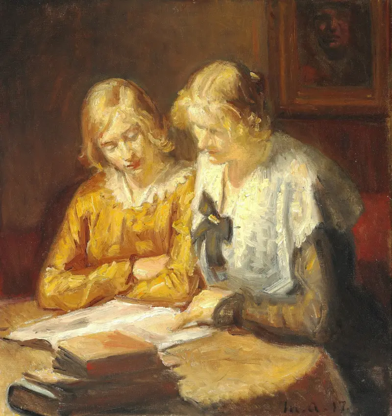 Två unga flickor sitter vid bordet och läser i en bok av Michael Ancher