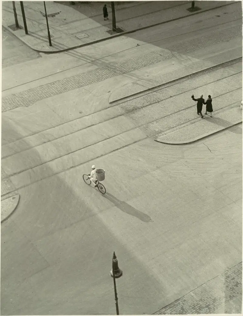 7 A.M. (New Year’s Morning) av László Moholy-Nagy