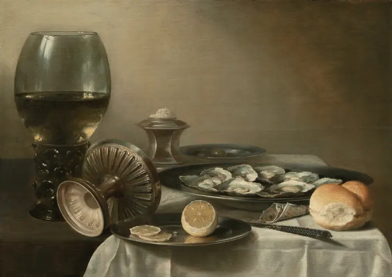 Ett stort roemer-glas, en omkullvält skål, ett saltkar, en delvis skivad citron, ostron, peppar, kniv och bröd på ett delvis draperat bord av Pieter Claesz