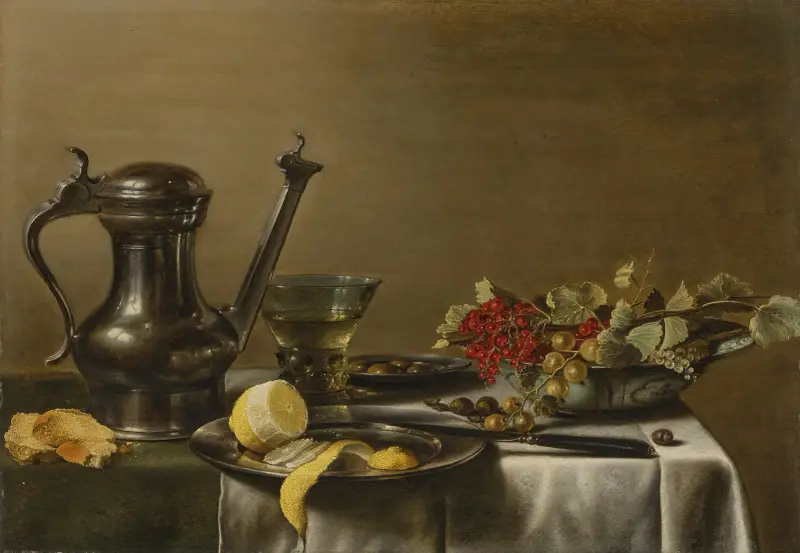 Eine geschälte Zitrone auf einem Zinnteller, ein Zinnkrug, ein Römer, Stachelbeeren und rote Johannisbeeren in einer Schale, ein Messer, auf einem teilweise drapierten Tisch von Pieter Claesz