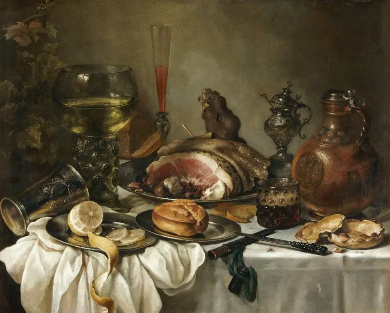 Stillleben mit einem Römer, einem irdenen Krug, einem umgestürzten Silberbecher, einem Schinken und anderen Gegenständen auf einer drapierten Tischplatte von Pieter Claesz