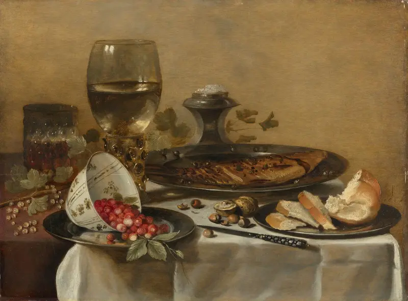 Stillleben mit Römer, geräuchertem Hering, Walnüssen, weißen Johannisbeeren und Walderdbeeren von Pieter Claesz