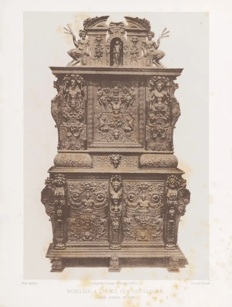 Stor valnötsgarderob av Joseph Rose Lemercier