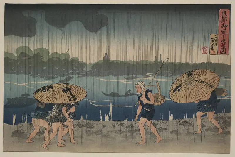 Bei Regen mit Schirmen am Strand entlanggehende Menschen von Utagawa Kuniyoshi