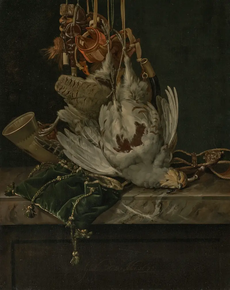 Ein Rebhuhn, ein Jagdhorn, eine Falkenhaube und eine goldverzierte grüne Samt-Jagdtasche über einer Marmorplatte hängend von Willem van Aelst