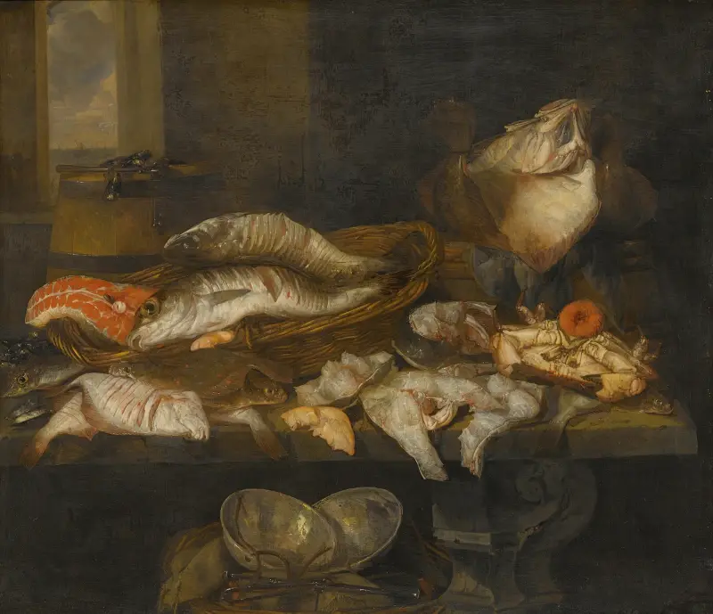 Stilleben med lax, rödspätta, en krabba och andra fiskar upplagda på ett bord, med havsutsikt av Abraham van Beyeren