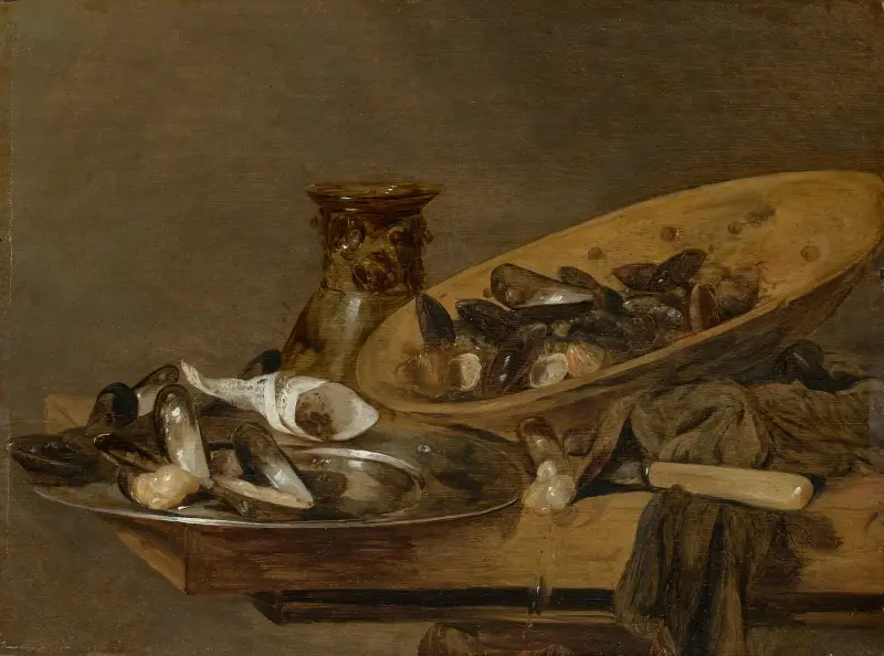 Musslor på tenn- och keramikfat med en omkullvält roemer på ett träbord av Abraham van Beyeren