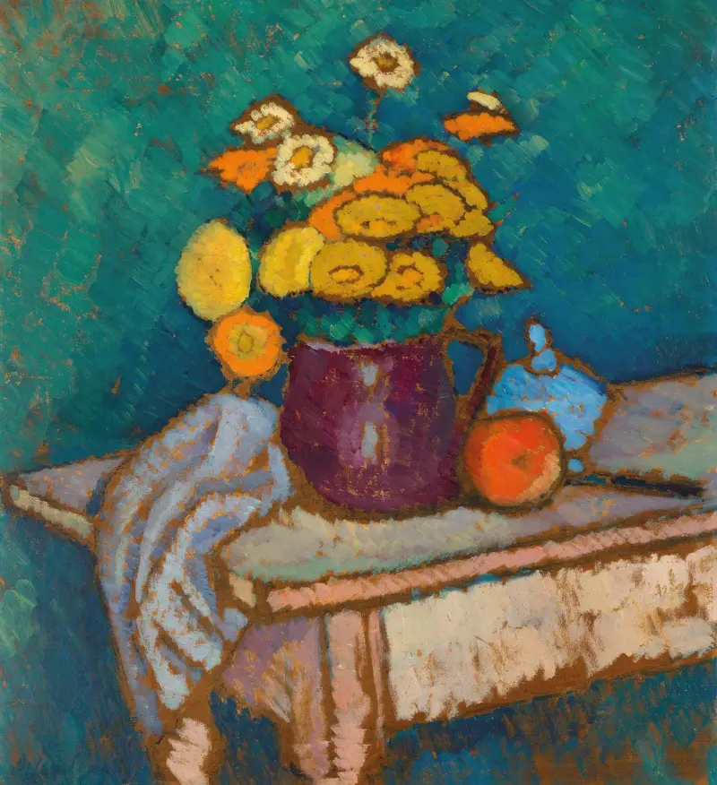 Stilleben med duk, blommor i kruka, äpple och behållare på bord av Alexej von Jawlensky
